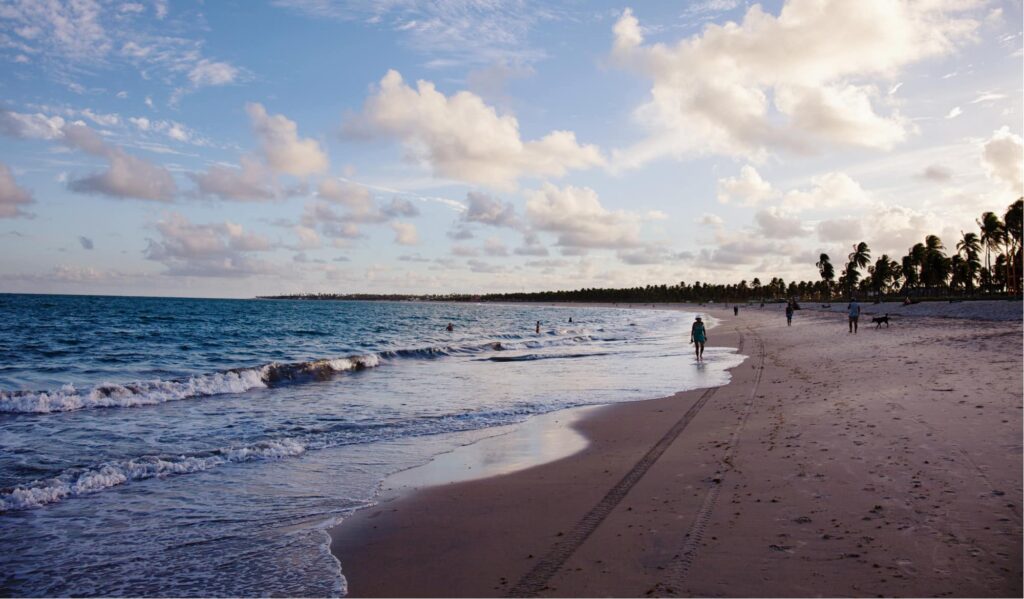 praia no pôr do sol em porto de galinhas