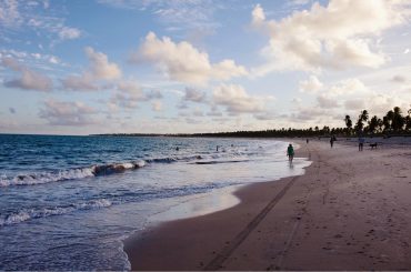 praia no pôr do sol em porto de galinhas