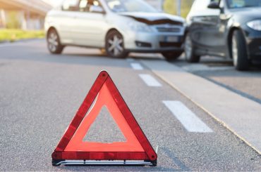 acidente entre carros com triângulo