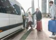 três pessoas carregando malas de viagem usando o serviço de shuttle