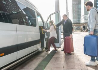 três pessoas carregando malas de viagem usando o serviço de shuttle