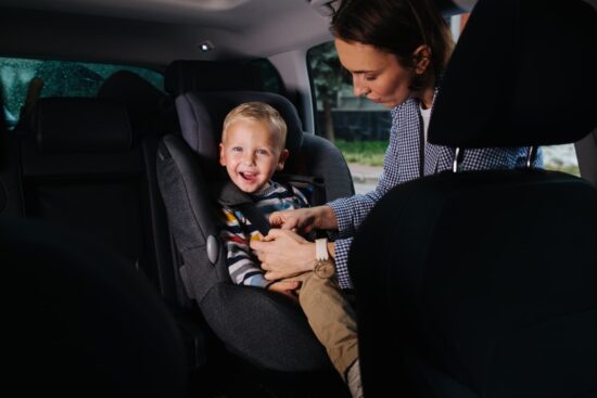 criança em cadeirinha de elevação no carro