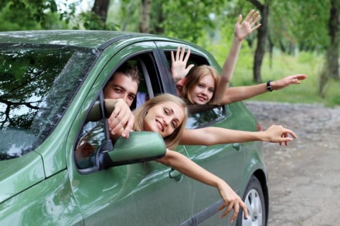 Qual a idade mínima para alugar carros e quais outros critérios?