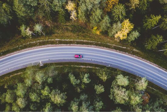 vista aérea de carro em estrada
