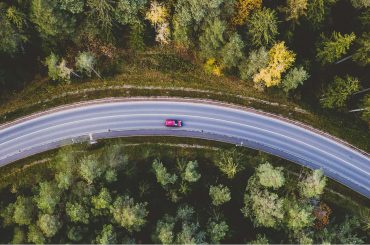 vista aérea de carro em estrada