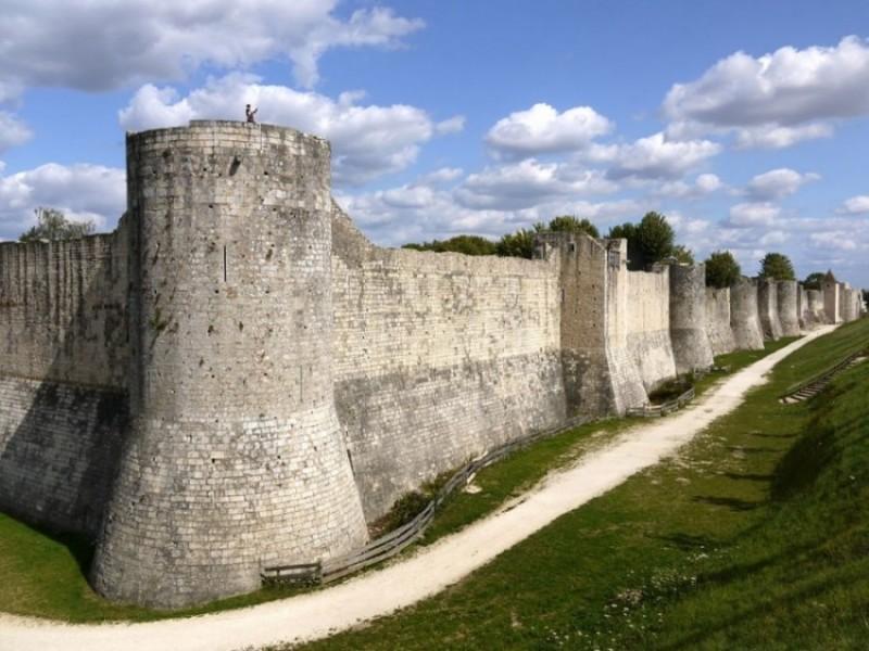 roteiro medieval proximo de paris frança