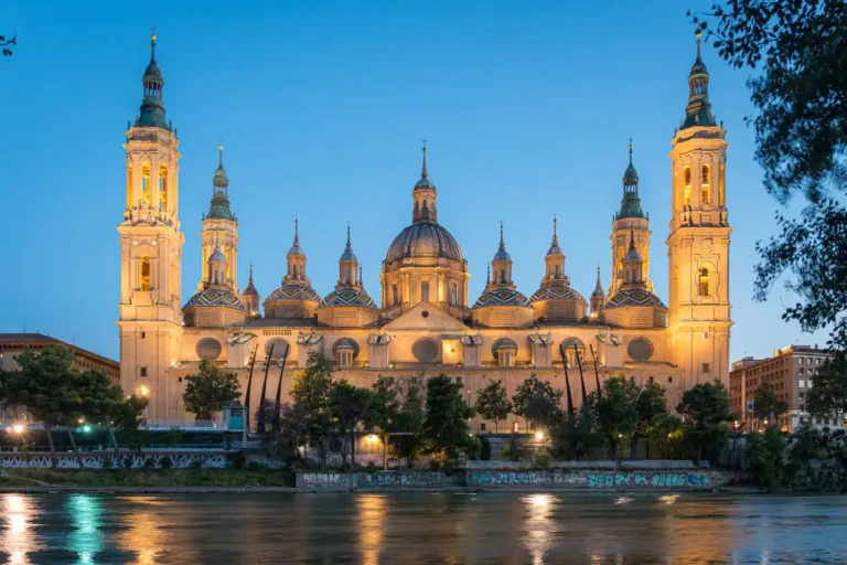 Vista norte da Basilica del Pilar em Zaragoza