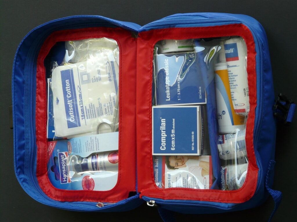 kit primeiros socorros para viajar de carro com crianças