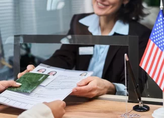 Mulher processando pedido de visto para jovem adulto no balcão de atendimento