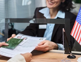 Mulher processando pedido de visto para jovem adulto no balcão de atendimento