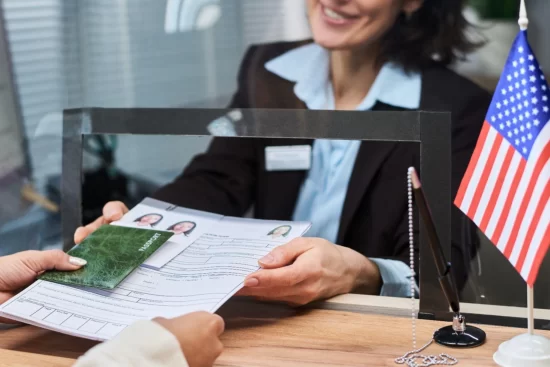 Mulher processando pedido de visto para jovem adulto no balcão de atendimento