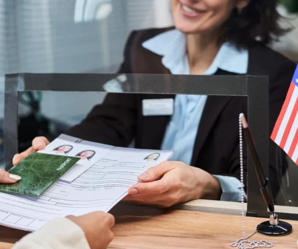 Mulher processando pedido de visto para jovem adulto no balcão de atendimento