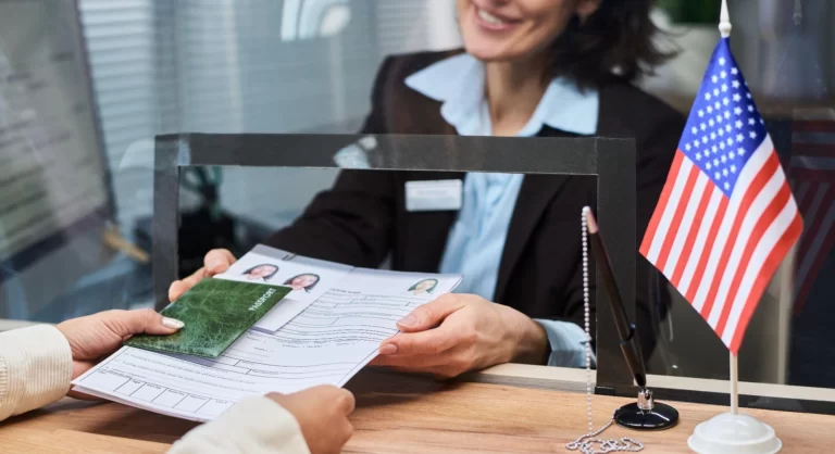 Mulher processando pedido de visto para jovem adulto no balcão de atendimento