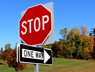 placa de trânsito stop e one way dos estados unidos