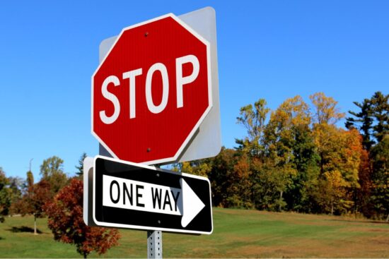 placa de trânsito stop e one way dos estados unidos