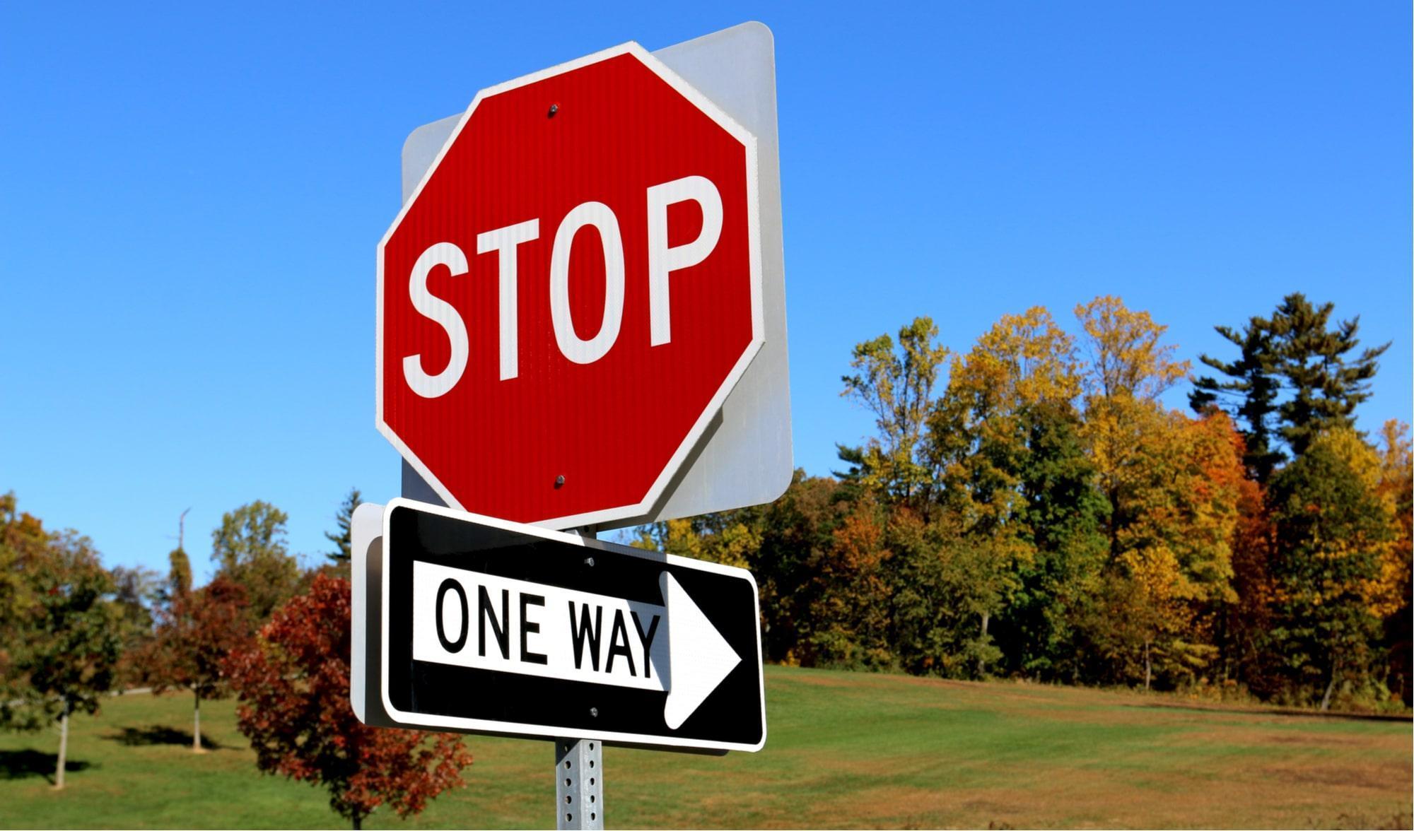placa de trânsito stop e one way dos estados unidos
