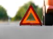 carro parado na estrada com triangulo