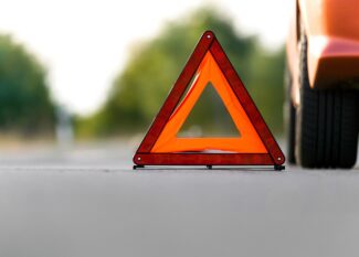 carro parado na estrada com triangulo