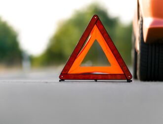 carro parado na estrada com triangulo