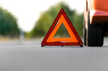 carro parado na estrada com triangulo