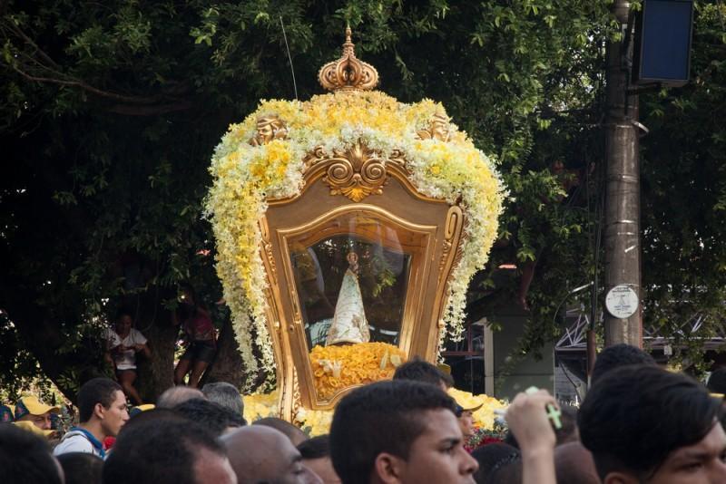 Imagem de Nossa Senhora de Nazaré em procissão em Belém