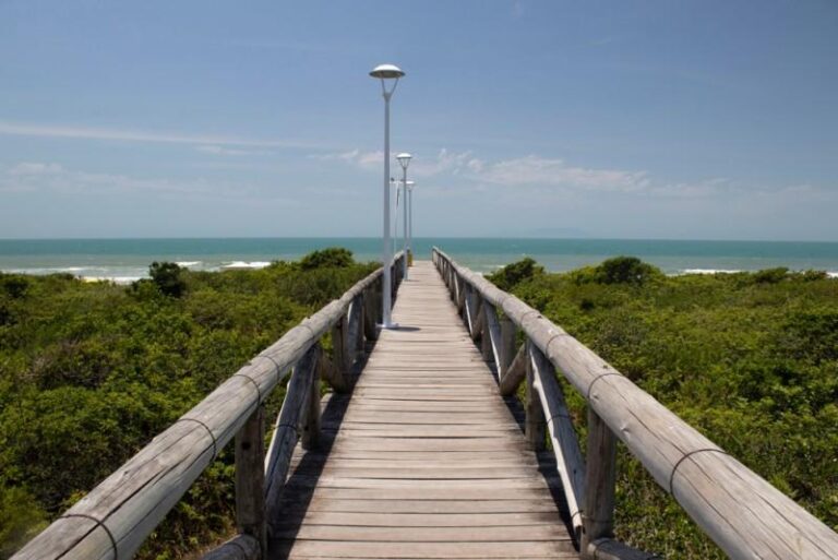 Ponte que leva à praia em Governador Celso Ramos, Santa Catarina