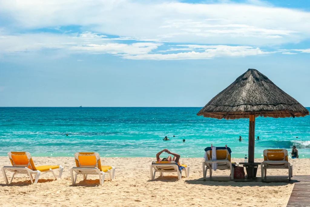 Sombrillas marrones en la playa de Cancun, una de las mejores playas de México, durante el día.