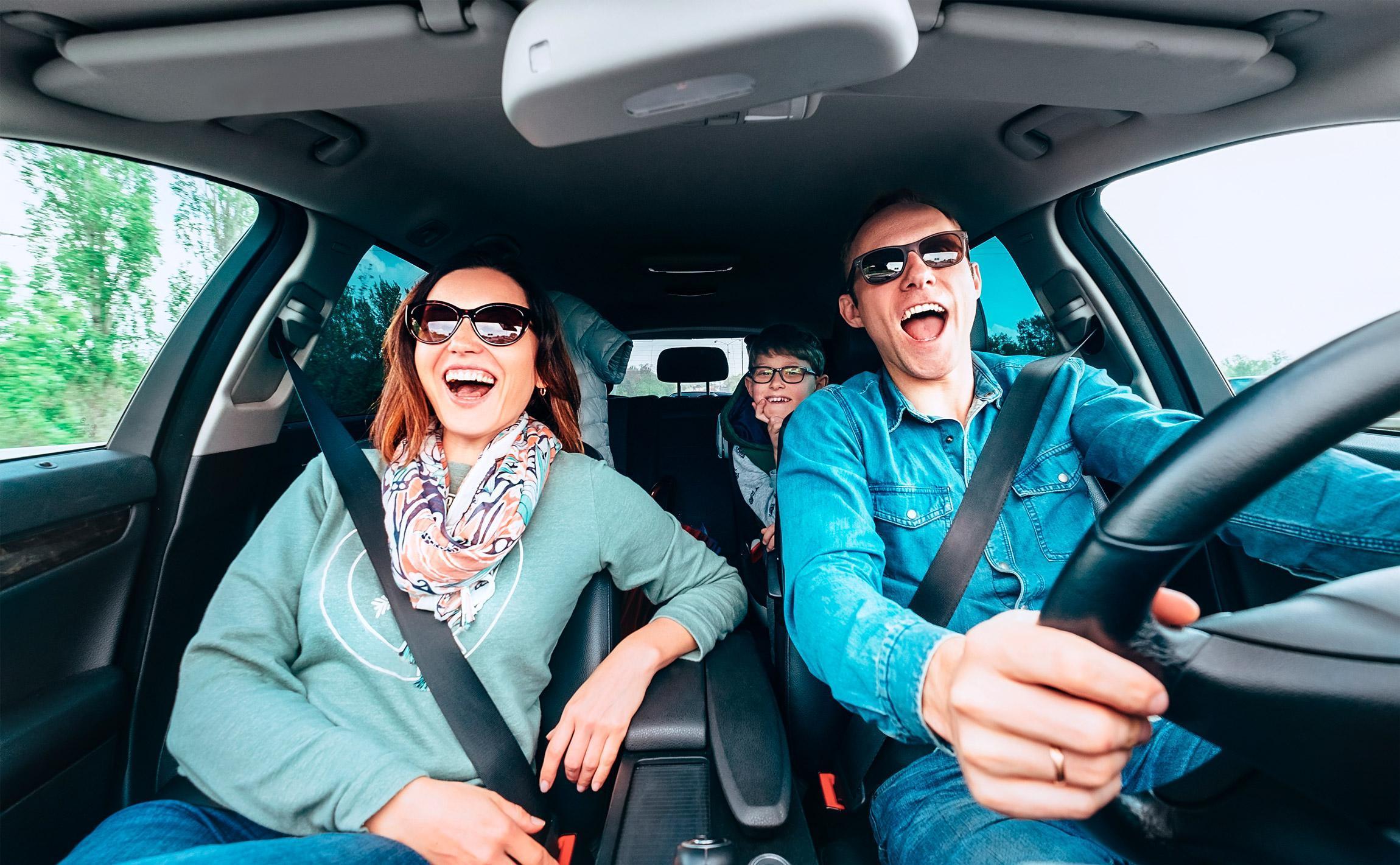 casal e criança em carro