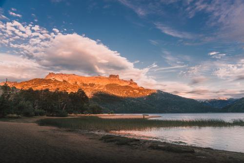 lago falkner na patagônia argentina no por do sol