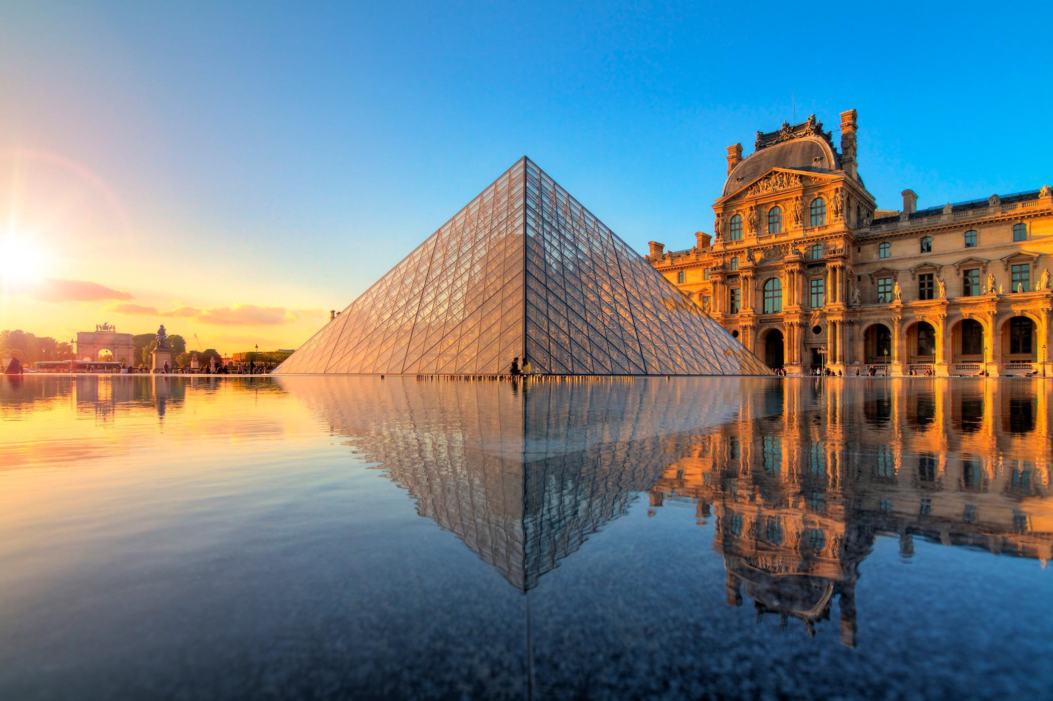 the louvre museum and its pyramid