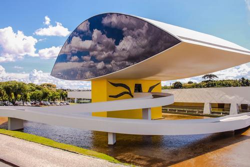 prédio em formato de olho do museu oscar niemeyer em curitiba