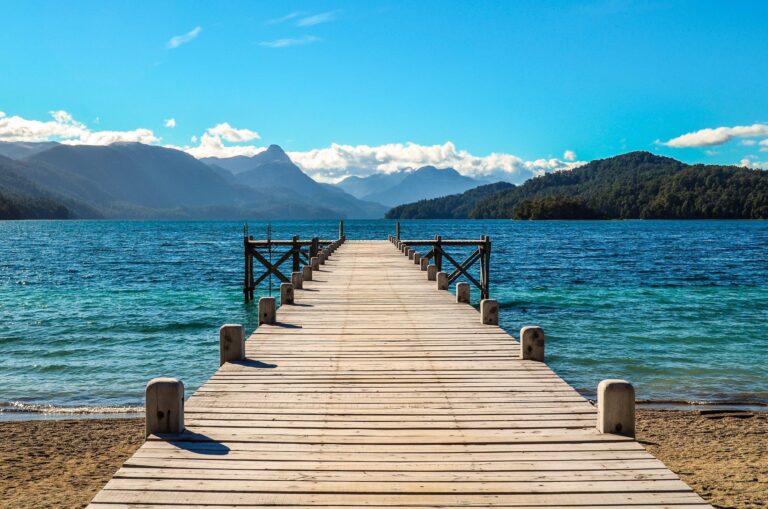 ponte de madeira em lago na rota dos 7 lagos