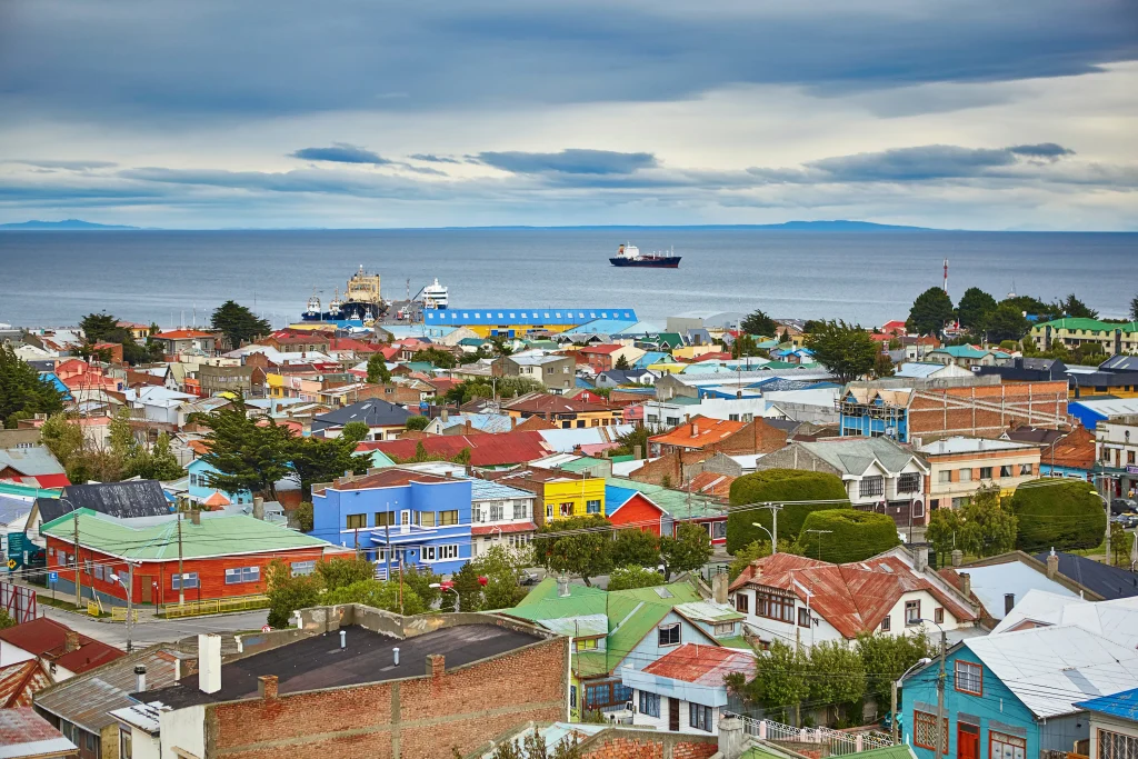 Punta Arenas, una de las ciudades de Chile en el viaje a la Patagonia, vista de arriba, con casas de diferentes colores.