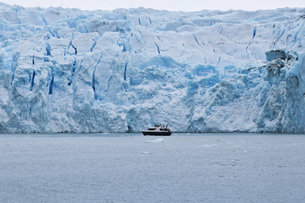Barco frente al glaciar Upsala en el lago de la Patagonia Argentina. 