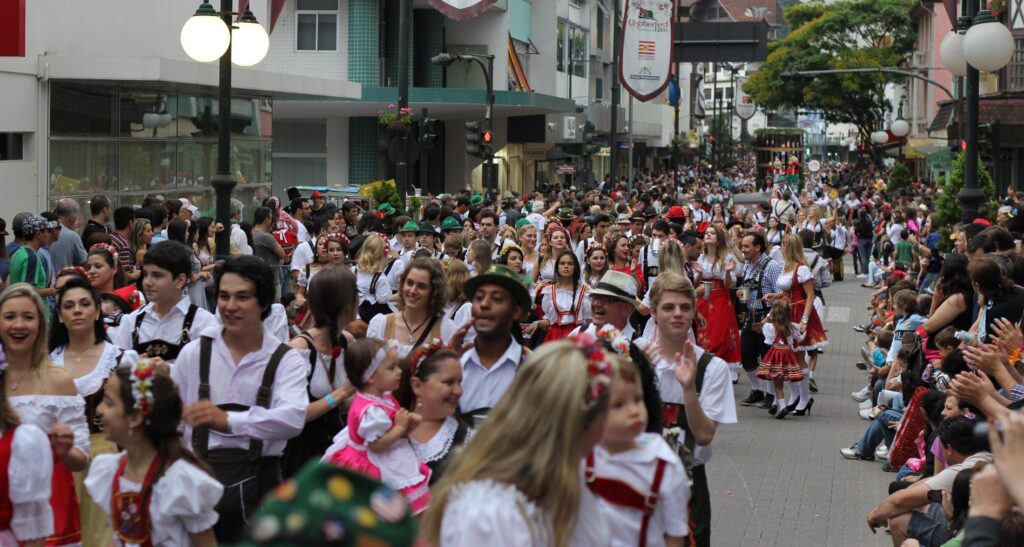 desfile da oktoberfest blumenau