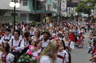 desfile da oktoberfest blumenau