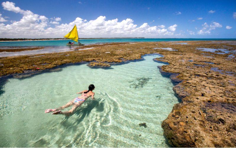 mulher mergulhando em piscina natural de porto de galinhas