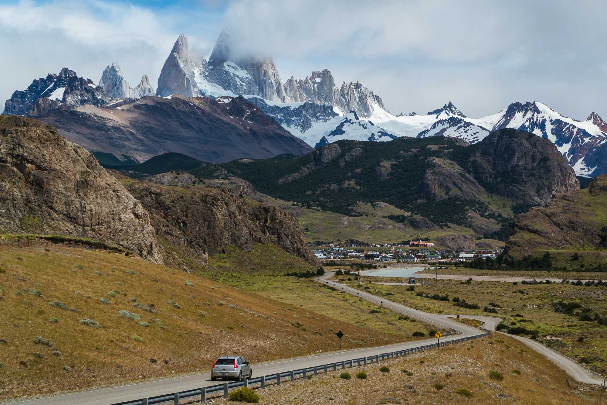 carro passando por ruta 40 na argentina