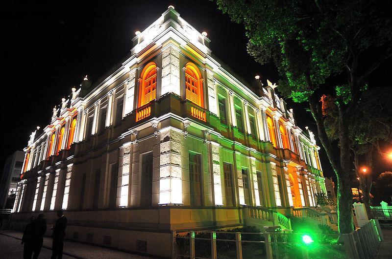 Fachada do Museu da Gente Sergipana em Aracaju à noite