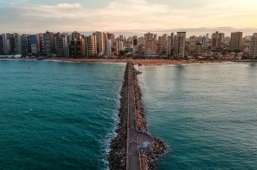 vista aérea de praia em fortaleza
