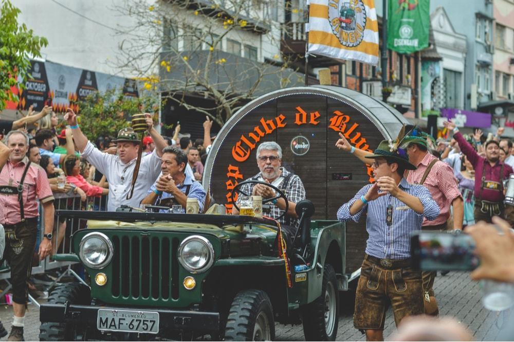 oktober fest desfile nas ruas de blumenau sc