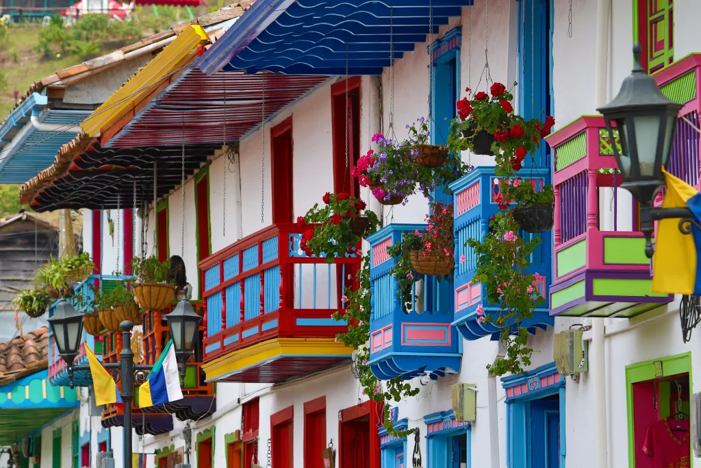 Foto de los balcones coloniales coloridos de Salento, una de las ciudades para conocer en nuestra lista de tips de cosas que hacer en el Eje Cafetero.