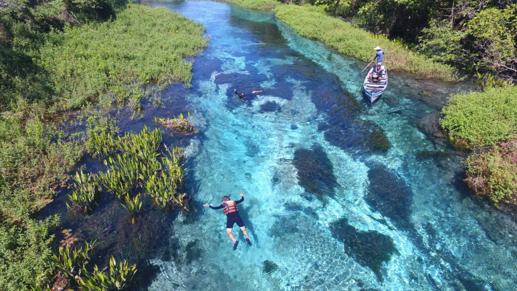 pessoas praticando flutuação no Rio Sucuri, em Bonito