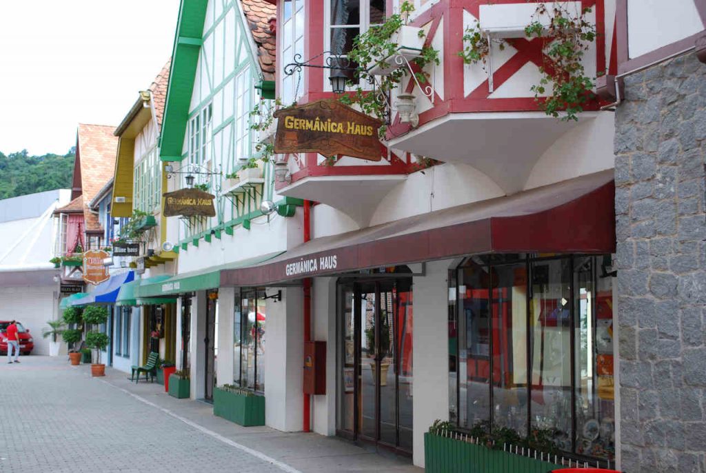 Rua de Blumenau com várias lojas com arquitetura germânica 