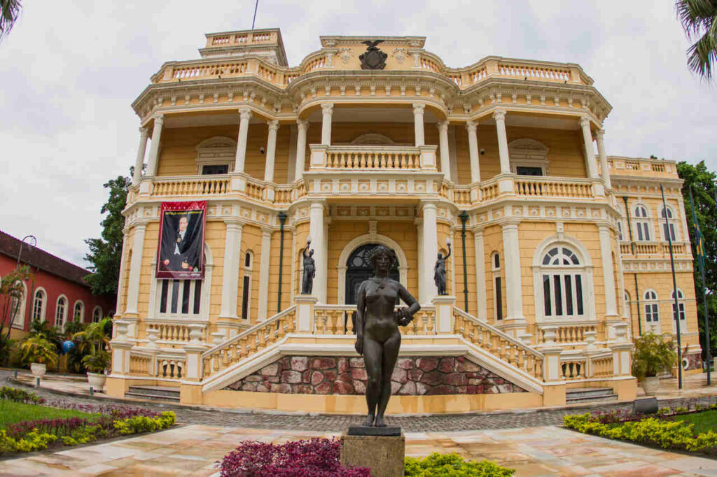 Viagem de carro pelo Palácio Rio Negro em Manaus, Amazonas Viagem de carro pelo Palácio Rio Negro em Manaus, Amazonas