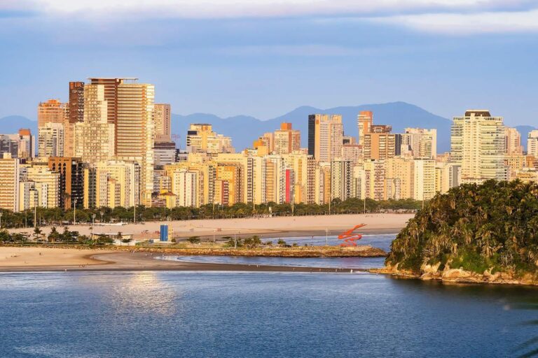 Vista aérea da orla de Santos, litoral de São Paulo