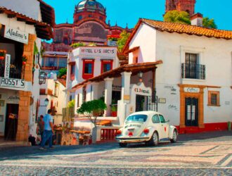 bochito blaco en una calle empedrada de taxco