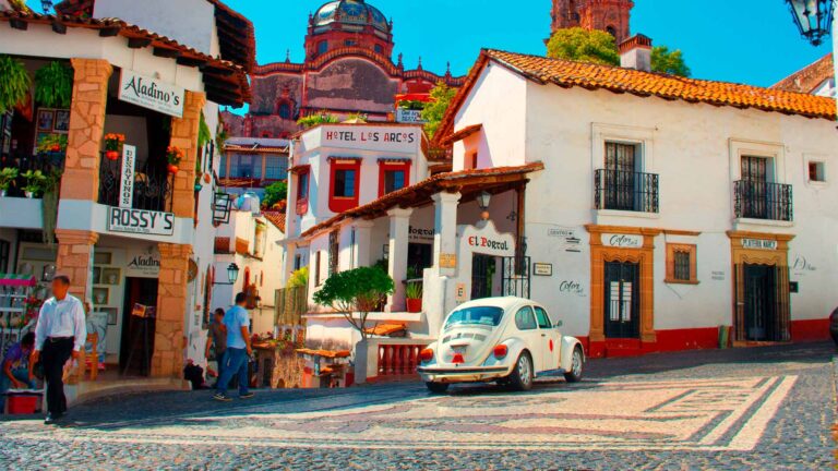 bochito blaco en una calle empedrada de taxco
