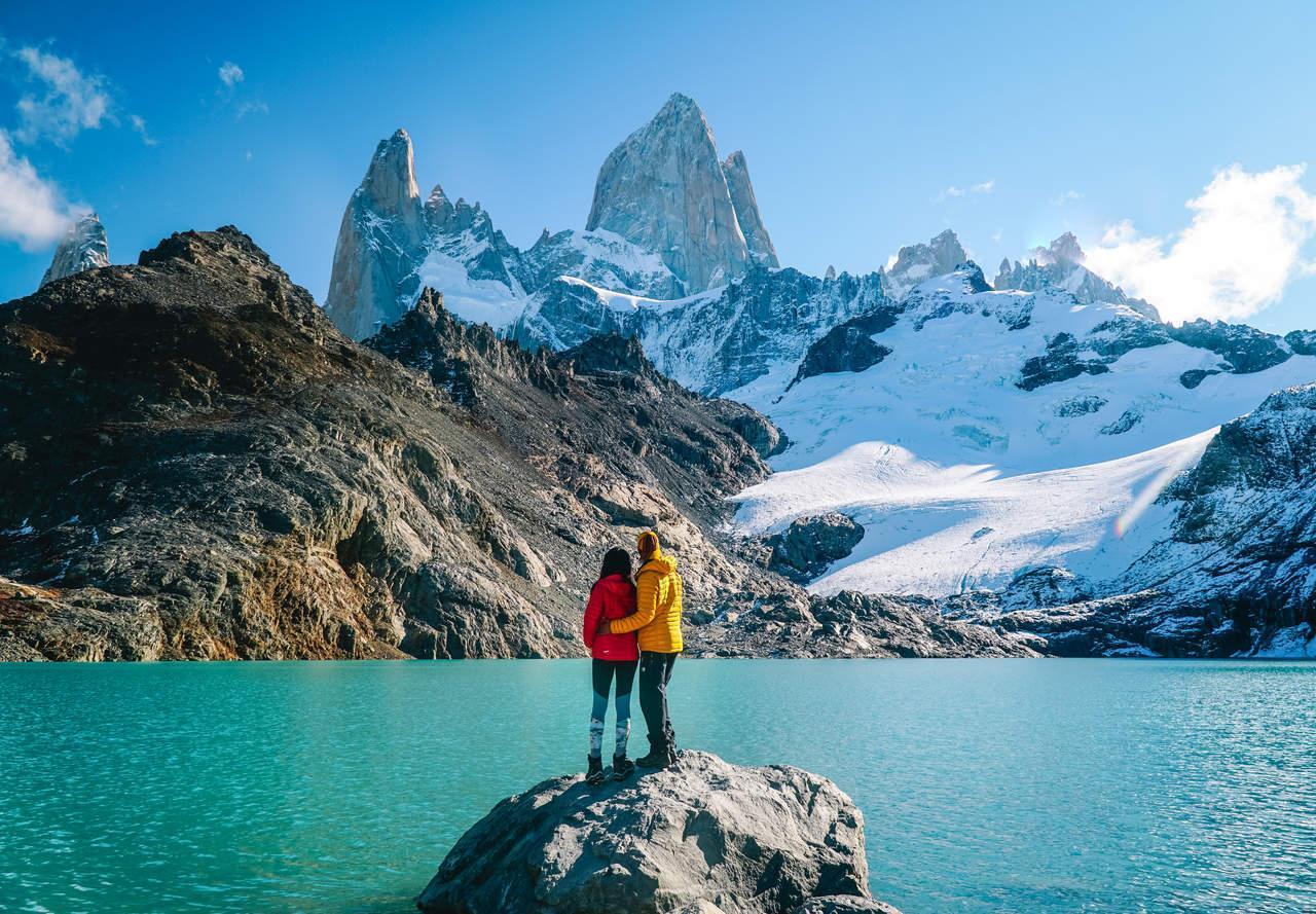 casal em ushuaia apreciando a vista