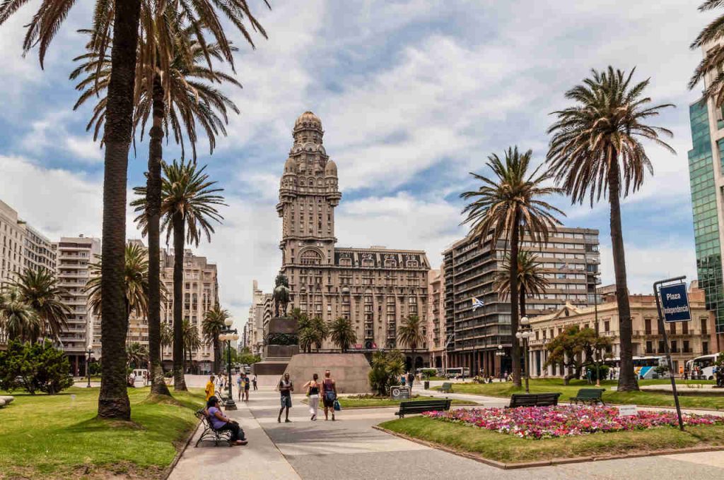 Plaza de Montevideo durante o dia, com pessoas caminhando.